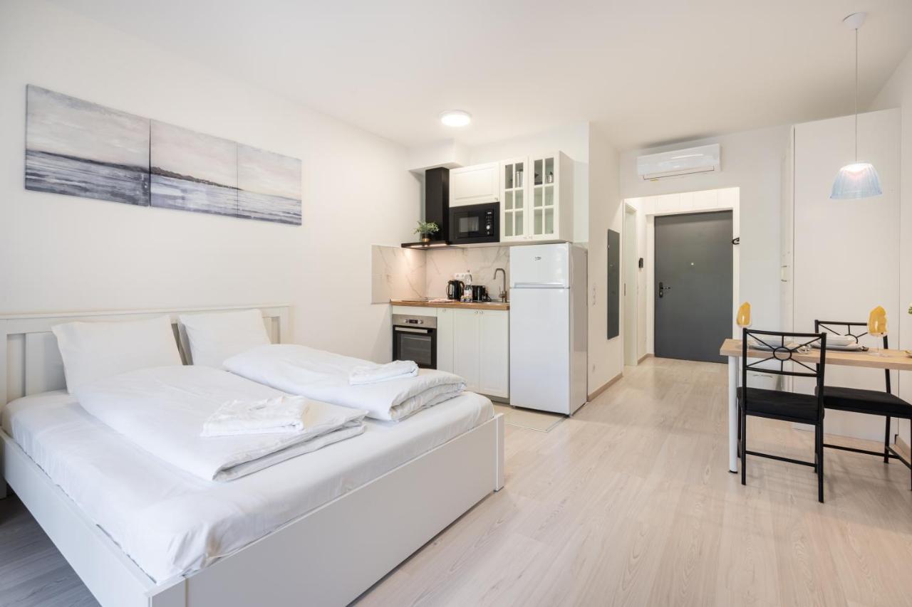 Grand Corvin Studio With Balcony Budapest Eksteriør billede